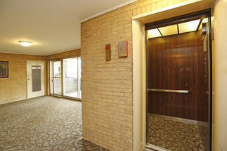 RRK Ventures LLC in Forest Park, IL - Building Photo - Lobby