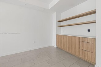 2150 N Bayshore Dr, Unit 0307 in Miami, FL - Building Photo - Building Photo