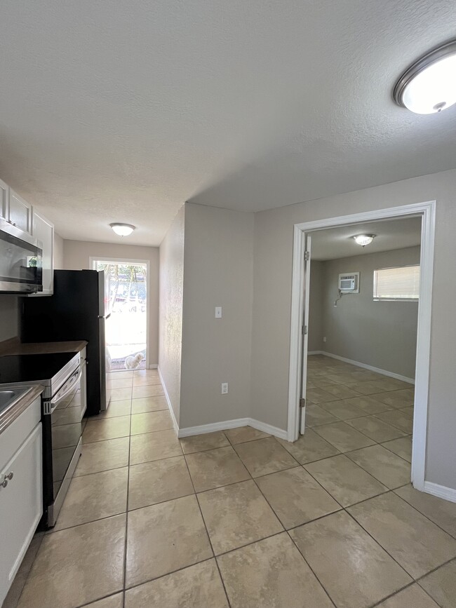 2602 E Yukon St, Unit Cozy 1 BD - 10min Downtwn in Tampa, FL - Building Photo - Building Photo