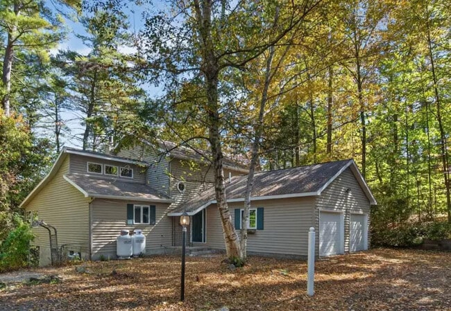 89 Pierpont Rd in Lake Luzerne, NY - Building Photo - Building Photo