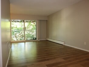 8060 Ryan Rd in Richmond, BC - Building Photo - Building Photo