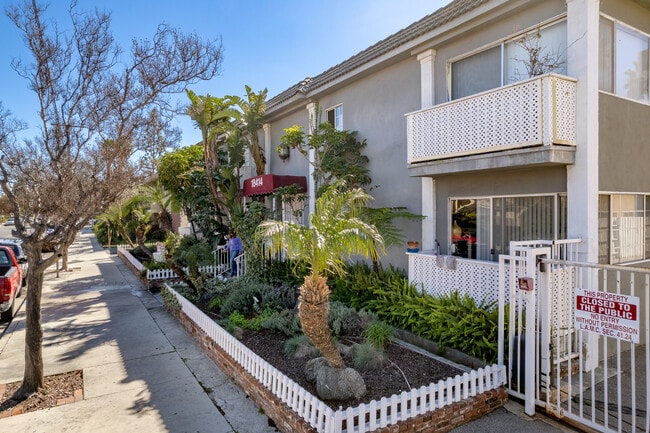 18414 Collins St in Tarzana, CA - Foto de edificio - Building Photo