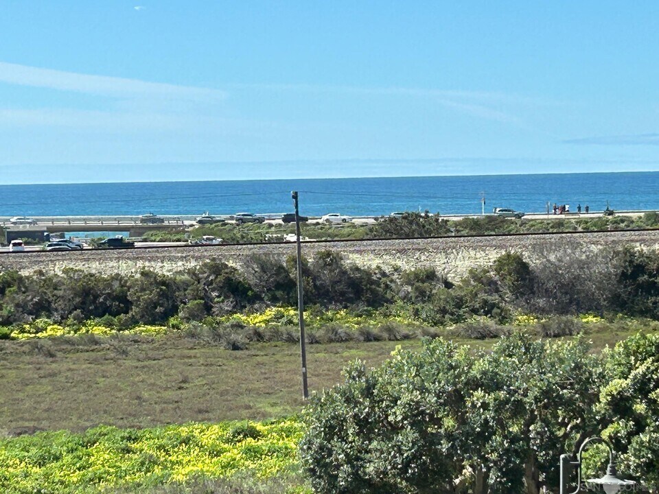 13024 Caminito del Rocio in Del Mar, CA - Building Photo