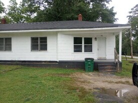 111 N Bell St in Clinton, SC - Building Photo