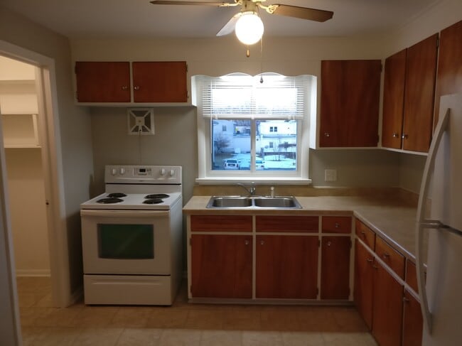 402 McKinley Street, Unit Apt 3 in East Rochester, NY - Building Photo - Building Photo