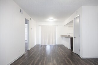 8001 Gessner Dr, Unit 245 in Austin, TX - Foto de edificio - Building Photo