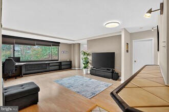 1021 Arlington Blvd, Unit 643 in Arlington, VA - Foto de edificio - Building Photo