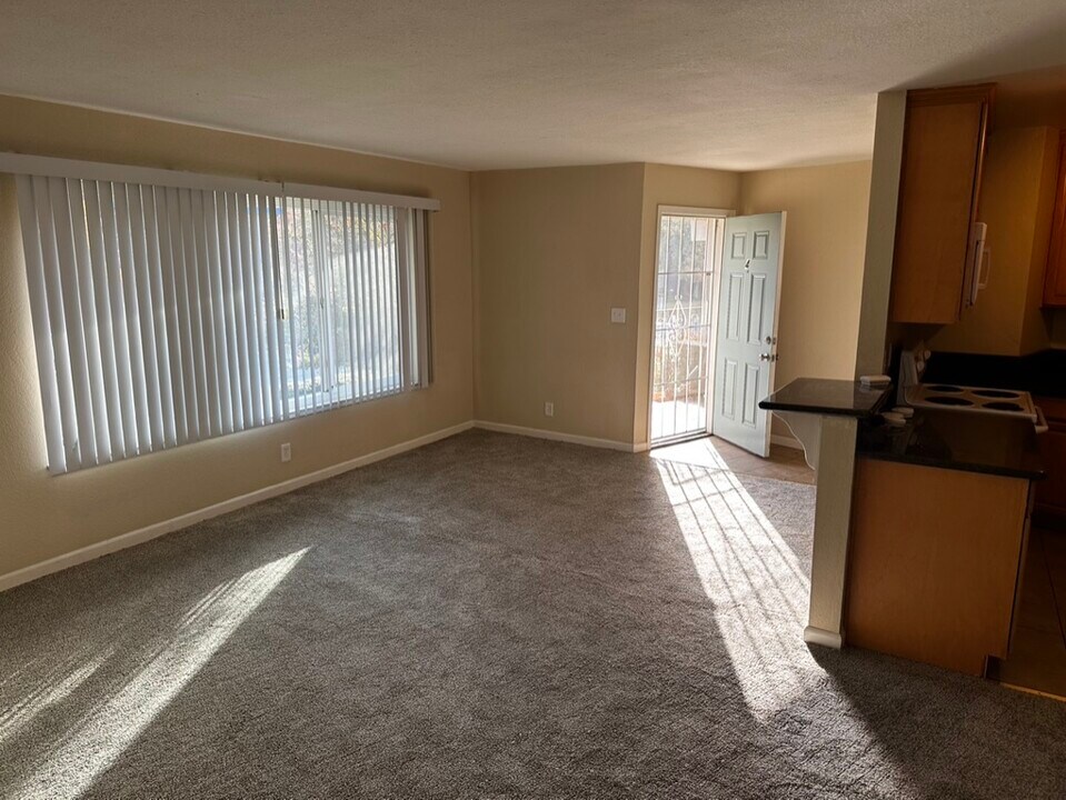 6031 Northcrest Cir, Unit #4 in Carmichael, CA - Foto de edificio