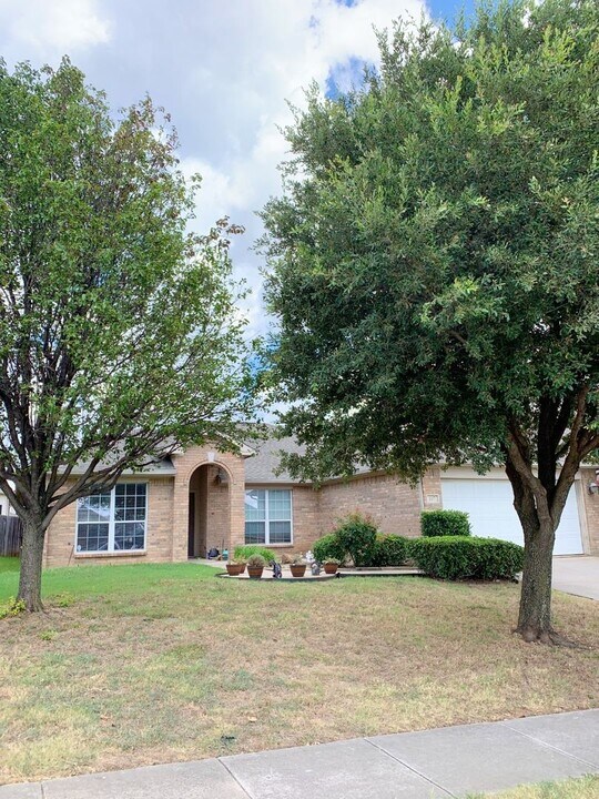 107 Reatta Dr in Justin, TX - Building Photo
