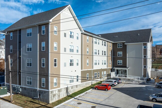 Carol's Village Gardens in Davenport, IA - Foto de edificio - Building Photo