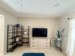 10053 Lake Oak Cir in Tampa, FL - Building Photo - Building Photo