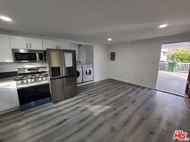 20003 Arminta St in Los Angeles, CA - Building Photo - Building Photo