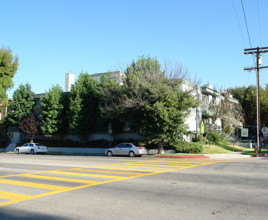 Laurelwood Apartments in North Hollywood, CA - Building Photo