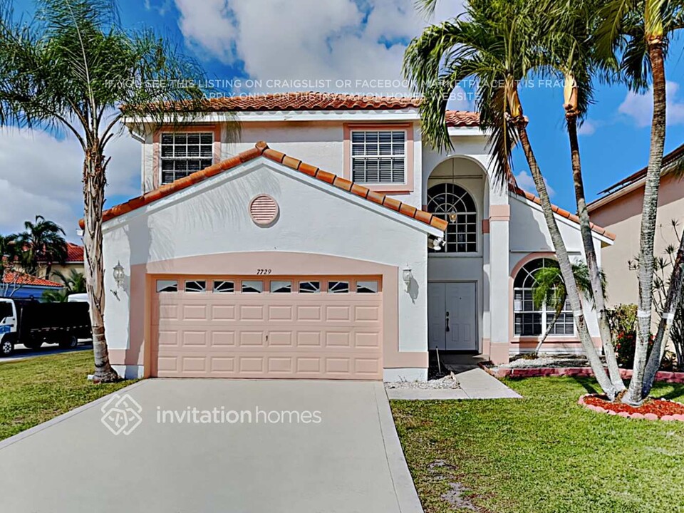 7729 Thornlee Dr in Greenacres, FL - Building Photo