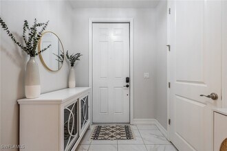 9460 Sardinia Way in Ft. Myers, FL - Foto de edificio - Building Photo