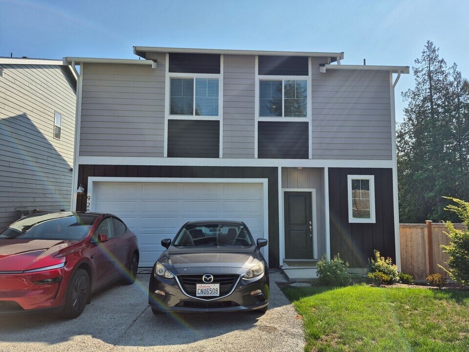 9204 Mint Loop NW in Bremerton, WA - Building Photo