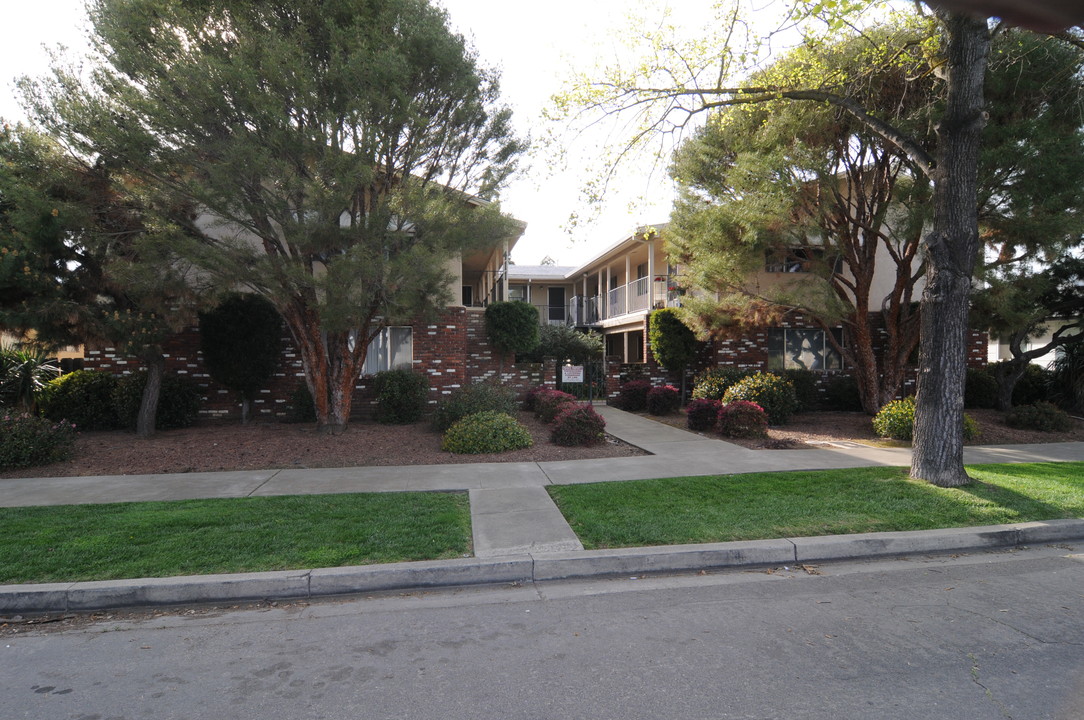 411 S School St in Lodi, CA - Building Photo