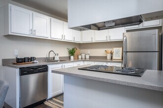 Sundial Apartments in Wilsonville, OR - Building Photo - Building Photo