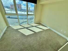 2857 Paradise Rd in Las Vegas, NV - Building Photo - Building Photo