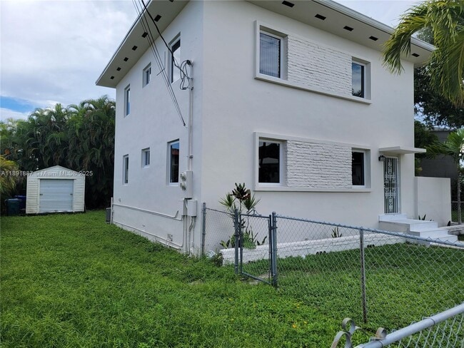 2450 SW 5th St in Miami, FL - Building Photo - Building Photo