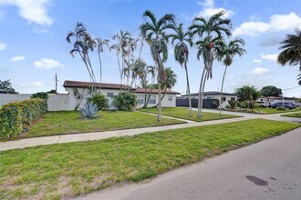 5750 NW 111th St in Hialeah, FL - Building Photo - Building Photo