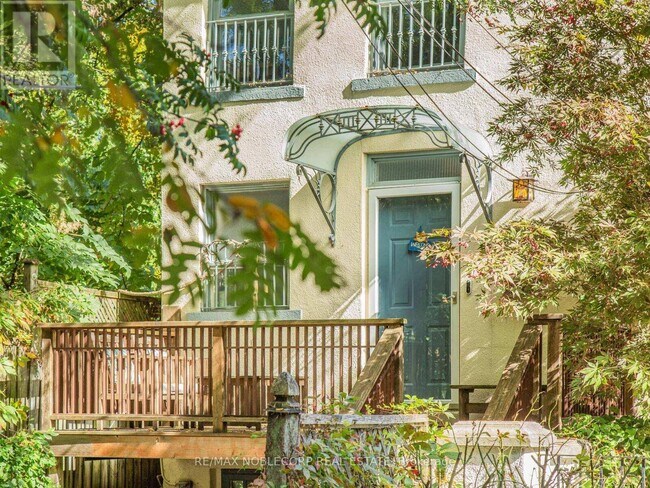 11 Hill Crest Ave in Toronto, ON - Building Photo - Building Photo