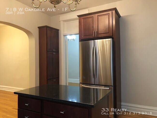 718 W Oakdale Ave-Unit -1F in Chicago, IL - Foto de edificio - Building Photo