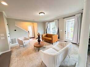 1854 Hillcrest Ave in Enumclaw, WA - Foto de edificio - Building Photo