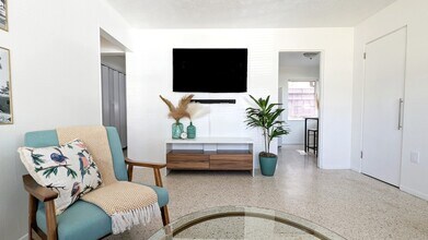 2846 W Tamiami Cir in Sarasota, FL - Building Photo - Building Photo