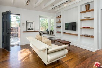 704 Vernon Ave in Los Angeles, CA - Building Photo - Building Photo