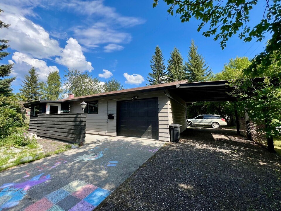 1049 Pedro St in Fairbanks, AK - Foto de edificio