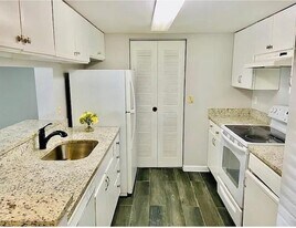 9733 Westview Dr, Unit 1314 in Coral Springs, FL - Building Photo