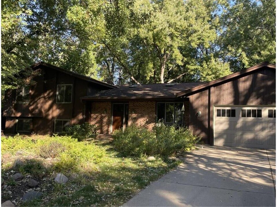 14810 Lloyds Dr in Minnetonka, MN - Building Photo