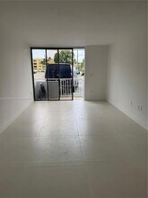 8261 NW 8th St, Unit 130 in Miami, FL - Foto de edificio - Building Photo
