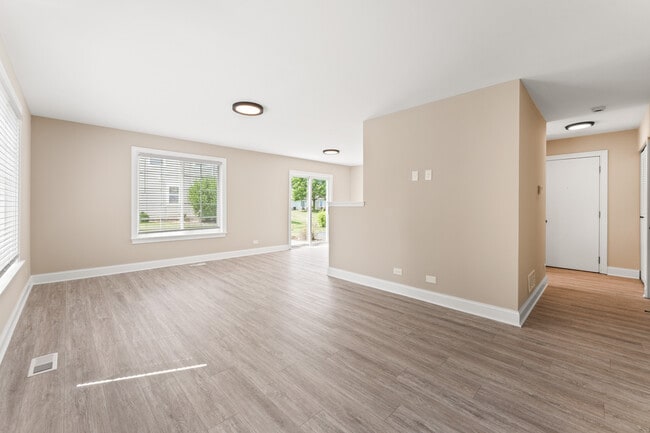 684 Fieldcrest Dr in South Elgin, IL - Building Photo - Building Photo