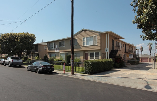 Beechwood Apartments in Lynwood, CA - Building Photo - Building Photo