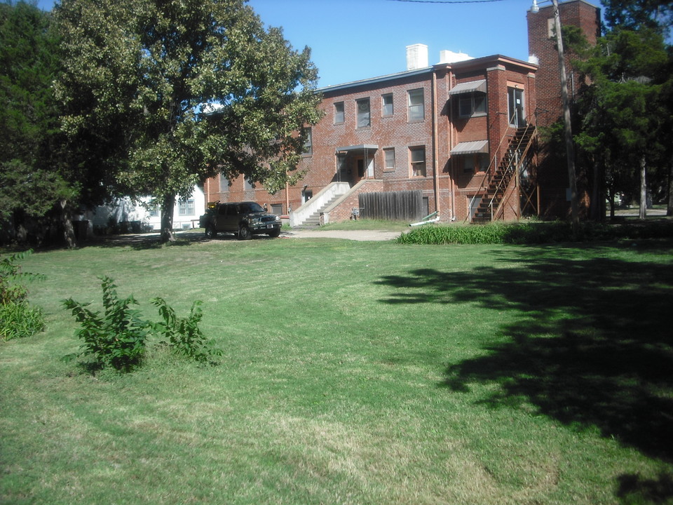 607 S Grand Ave in Lyons, KS - Foto de edificio