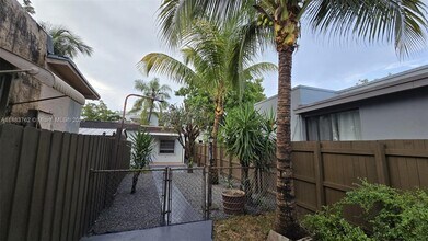 2493 SW 11th St in Miami, FL - Building Photo - Building Photo