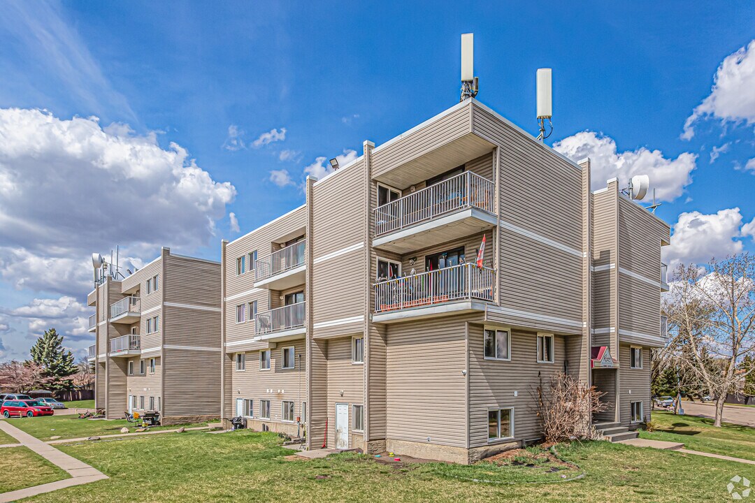 Riviera Gardens in Edmonton, AB - Building Photo