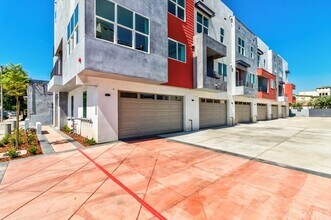 8117 2nd St-Unit -103 in Downey, CA - Foto de edificio - Building Photo