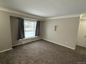 358 W Elza Ave in Hazel Park, MI - Building Photo - Building Photo