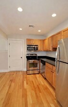 27 Crosby Rd, Unit 3 in Chestnut Hill, MA - Foto de edificio - Building Photo