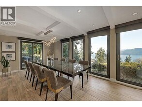 445 Mountain Dr in Lions Bay, BC - Building Photo - Building Photo