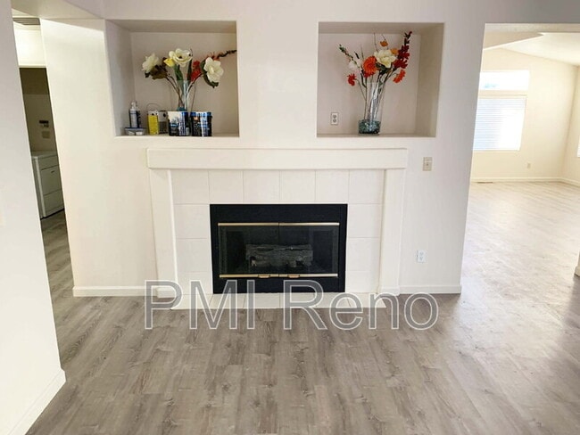 5725 W Brookdale Dr in Reno, NV - Building Photo - Building Photo