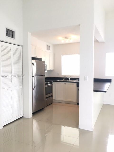 8035 Crespi Blvd in Miami Beach, FL - Foto de edificio - Building Photo