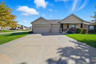 10603 S 213th St in Gretna, NE - Building Photo