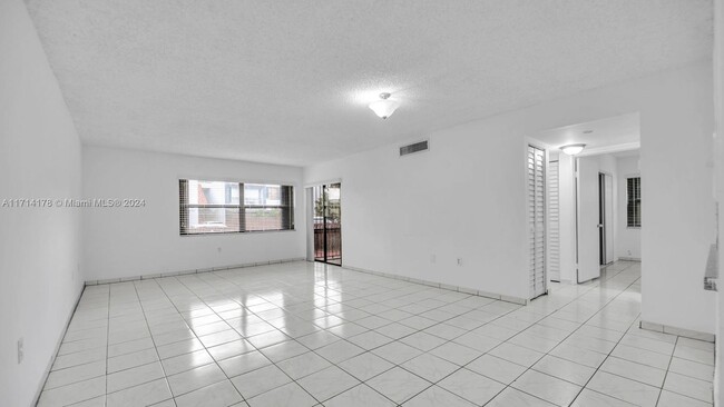 440 W Park Dr in Miami, FL - Building Photo - Building Photo