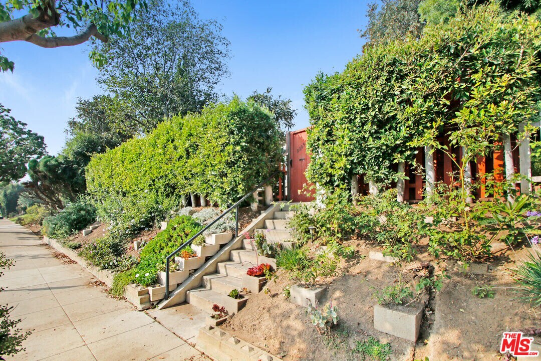 2225 Montana Ave in Santa Monica, CA - Building Photo