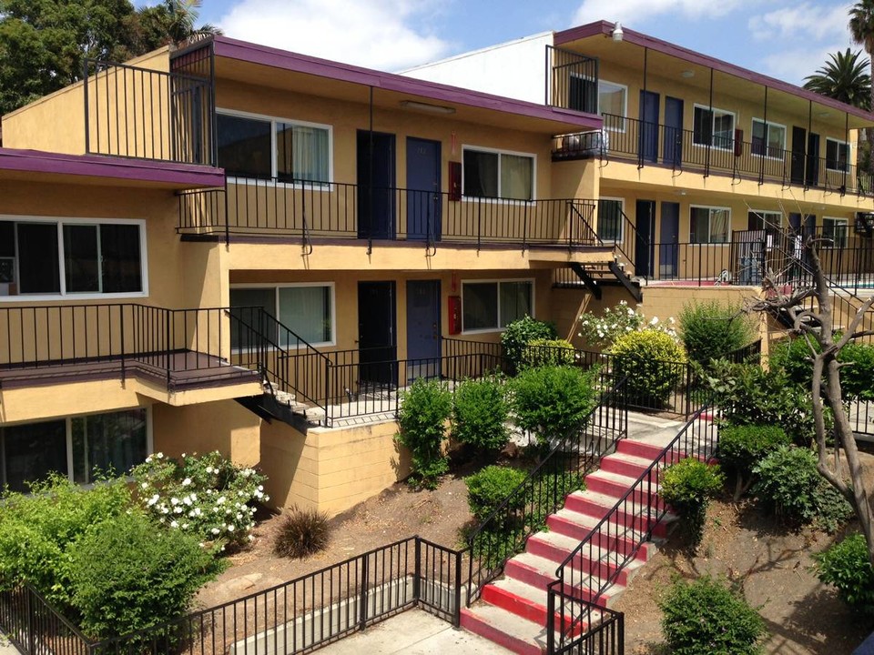 Crystal House Apartments in Los Angeles, CA - Building Photo