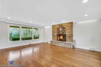 335 Brookside Ln in Glencoe, IL - Building Photo - Building Photo